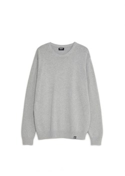 Cropp - Szary sweter basic - jasny szary ze sklepu Cropp w kategorii Swetry męskie - zdjęcie 162731614