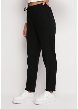 Czarne Bawełniane Spodnie z Gumką w Talii i Prostymi Nogawkami Olalla ze sklepu Born2be Odzież w kategorii Spodnie damskie - zdjęcie 162741364