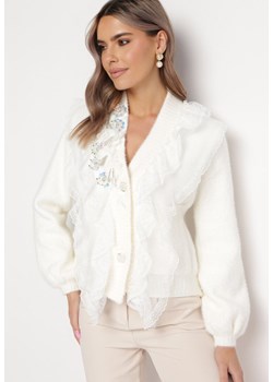 Biały Puchaty Kardigan z Falbankami i Kwiatami Haidenme ze sklepu Born2be Odzież w kategorii Swetry damskie - zdjęcie 162749963
