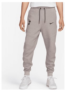 Męskie joggery piłkarskie Nike Tottenham Hotspur Tech Fleece (wersja trzecia) - Brązowy ze sklepu Nike poland w kategorii Spodnie męskie - zdjęcie 162757762