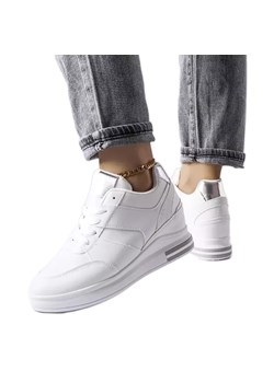 BM Białe sneakersy na koturnie CinqMars ze sklepu ButyModne.pl w kategorii Buty sportowe damskie - zdjęcie 162778224