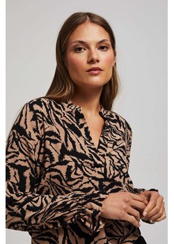 Wzorzysta koszula  z dekoltem w serek ciemnobeżowa ze sklepu Moodo.pl w kategorii Koszule damskie - zdjęcie 162779851