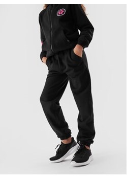 4F Spodnie dresowe 4FJAW23TTROF426 Czarny Regular Fit ze sklepu MODIVO w kategorii Spodnie chłopięce - zdjęcie 162818980