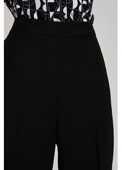 Gładkie spodnie z szerokimi nogawkami ze sklepu Moodo.pl w kategorii Spodnie damskie - zdjęcie 162852104