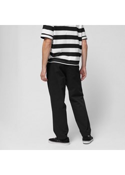 Męskie spodnie casual Outhorn OTHAW23TTROM464 - czarne ze sklepu Sportstylestory.com w kategorii Spodnie męskie - zdjęcie 162855490