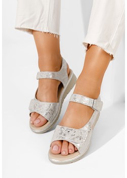 Srebrne sandały na koturnie Alsanda ze sklepu Zapatos w kategorii Sandały damskie - zdjęcie 162858672