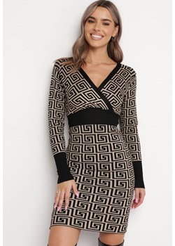 Beżowa Sweterkowa Dopasowana Sukienka Mini w Geometryczny Wzór z Kopertowym Dekoltem Mustella ze sklepu Born2be Odzież w kategorii Sukienki - zdjęcie 162893972