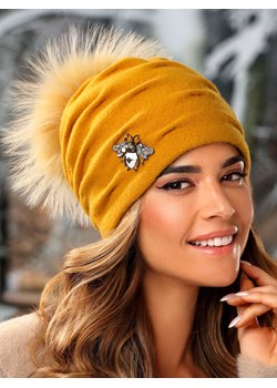Musztardowa wełniana czapka z pomponem i zdobieniami L'AF Enza ze sklepu Eye For Fashion w kategorii Czapki zimowe damskie - zdjęcie 162901053