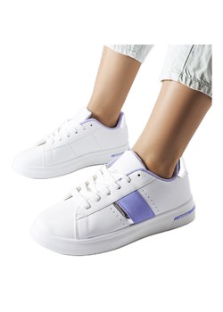 Białe sportowe buty z fioletowym akcentem Marei ze sklepu ButyModne.pl w kategorii Trampki damskie - zdjęcie 162913904