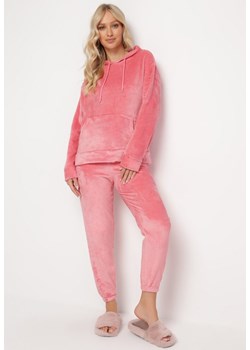 Różowy Komplet Piżamowy Bluza z Kapturem i Spodnie Joggery z Pluszowej Dzianiny Carlala ze sklepu Born2be Odzież w kategorii Piżamy damskie - zdjęcie 162945963