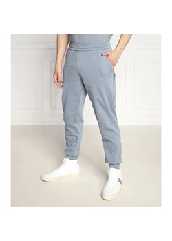 Calvin Klein Spodnie dresowe LOGO TAPE | Comfort fit ze sklepu Gomez Fashion Store w kategorii Spodnie męskie - zdjęcie 163330414
