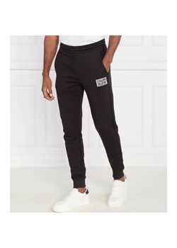 Calvin Klein Spodnie dresowe GLOSS STENCIL LOGO | Regular Fit ze sklepu Gomez Fashion Store w kategorii Spodnie męskie - zdjęcie 163336140