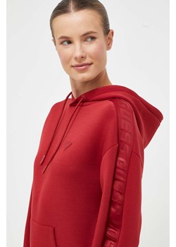 Guess bluza damska kolor czerwony z kapturem z nadrukiem ze sklepu ANSWEAR.com w kategorii Bluzy damskie - zdjęcie 163353193