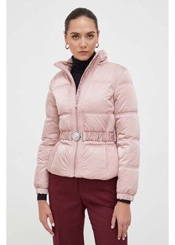 Guess kurtka damska kolor różowy zimowa ze sklepu ANSWEAR.com w kategorii Kurtki damskie - zdjęcie 163369094