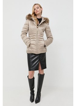 Marciano Guess kurtka damska kolor beżowy zimowa ze sklepu ANSWEAR.com w kategorii Kurtki damskie - zdjęcie 163371392