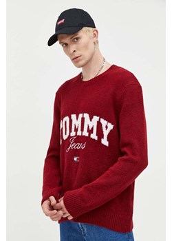 Tommy Jeans sweter męski kolor bordowy ze sklepu ANSWEAR.com w kategorii Swetry męskie - zdjęcie 163379230