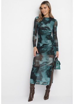 Zielona Siateczkowa Sukienka Maxi z Marszczeniem i Rozcięciem Valpuri ze sklepu Born2be Odzież w kategorii Sukienki - zdjęcie 163457470