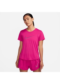 Damska koszulka z krótkim rękawem do biegania Nike Dri-FIT Swoosh - Różowy ze sklepu Nike poland w kategorii Bluzki damskie - zdjęcie 163460003