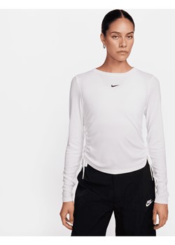 Damska prążkowana koszulka o średniej długości z długim rękawem Nike Sportswear Essential - Biel ze sklepu Nike poland w kategorii Bluzki damskie - zdjęcie 163460140