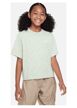 T-shirt dla dużych dzieci (dziewcząt) Nike Sportswear - Zieleń ze sklepu Nike poland w kategorii Bluzki dziewczęce - zdjęcie 163460591
