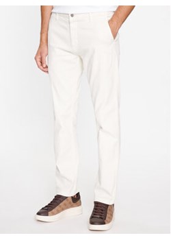 Guess Chinosy Angels M3BB16 WFPRA Beżowy Slim Fit ze sklepu MODIVO w kategorii Spodnie męskie - zdjęcie 163465440