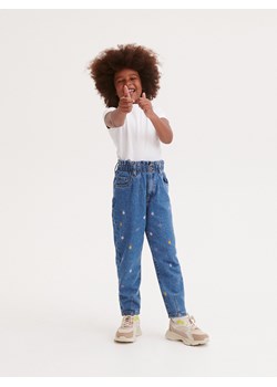 Reserved - Jeansy baggy z haftem - niebieski ze sklepu Reserved w kategorii Spodnie dziewczęce - zdjęcie 163470923