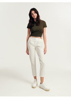 Reserved - Spodnie chino z paskiem - złamana biel ze sklepu Reserved w kategorii Spodnie damskie - zdjęcie 163477621