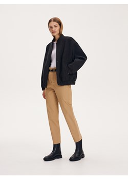 Reserved - Spodnie z paskiem - beżowy ze sklepu Reserved w kategorii Spodnie damskie - zdjęcie 163482661