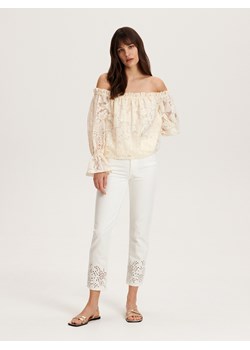 Reserved - Spodnie denimowe z haftem - biały ze sklepu Reserved w kategorii Spodnie damskie - zdjęcie 163483160