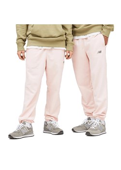 Spodnie New Balance UP21500PIE - różowe ze sklepu streetstyle24.pl w kategorii Spodnie męskie - zdjęcie 163540380