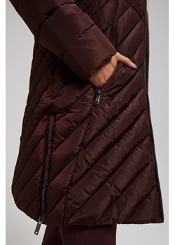 Długa pikowana kurtka z kapturem brązowa ze sklepu Moodo.pl w kategorii Kurtki damskie - zdjęcie 163562494