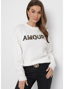 Biały Sweter z Napisem Amour i Okrągłym Dekoltem Satrise ze sklepu Born2be Odzież w kategorii Swetry damskie - zdjęcie 163563902