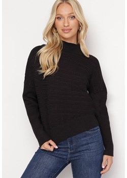 Czarny Sweter z Wełną o Asymetrycznym Fasonie z Tłoczeniem Sarositte ze sklepu Born2be Odzież w kategorii Swetry damskie - zdjęcie 163570472