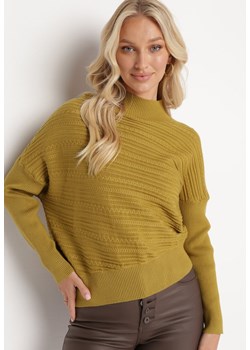 Jasnozielony Sweter z Wełną o Asymetrycznym Fasonie z Tłoczeniem Sarositte ze sklepu Born2be Odzież w kategorii Swetry damskie - zdjęcie 163570482