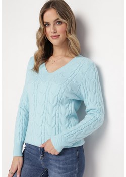 Jasnoniebieski Sweter w Warkoczykowy Wzór z Dekoltem w Serek Marjas ze sklepu Born2be Odzież w kategorii Swetry damskie - zdjęcie 163592072