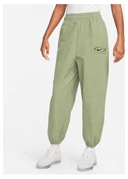 Damskie joggery z tkaniny Nike Sportswear - Zieleń ze sklepu Nike poland w kategorii Spodnie damskie - zdjęcie 163614791