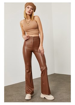 Chezalou Spodnie w kolorze brązowym ze sklepu Limango Polska w kategorii Spodnie damskie - zdjęcie 163703480