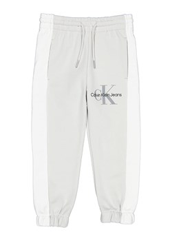 Calvin Klein Spodnie dresowe w kolorze szarym ze sklepu Limango Polska w kategorii Spodnie chłopięce - zdjęcie 163713314