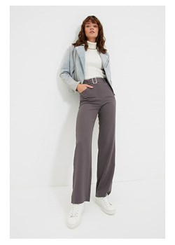 trendyol Spodnie w kolorze szarym ze sklepu Limango Polska w kategorii Spodnie damskie - zdjęcie 163799861