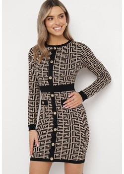 Brązowa Sweterkowa Sukienka Mini o Geometrycznym Wzorze Ozdobiona Guzikami i Czarnymi Wstawkami Taiwa ze sklepu Born2be Odzież w kategorii Sukienki - zdjęcie 163824434