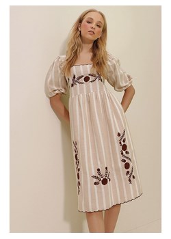 Lycalia Sukienka w kolorze beżowym ze sklepu Limango Polska w kategorii Sukienki - zdjęcie 163829591