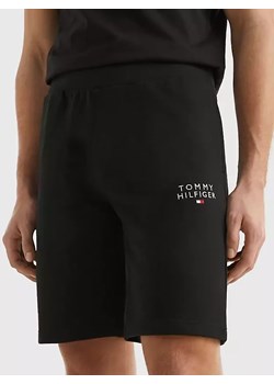Spodnie dresowe męskie krótkie Tommy Hilfiger czarne UM0UM02881 ze sklepu piubiu_pl w kategorii Spodenki męskie - zdjęcie 163843844