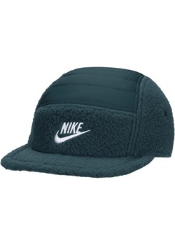Elastyczna czapka o pięcioczęściowej konstrukcji z płaskim daszkiem Nike Fly Cap Unstructured - Zieleń ze sklepu Nike poland w kategorii Czapki z daszkiem męskie - zdjęcie 163849892