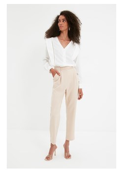 trendyol Spodnie w kolorze beżowym ze sklepu Limango Polska w kategorii Spodnie damskie - zdjęcie 163851654