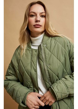 Długa pikowana kurtka w kolorze oliwkowym 4208, Kolor oliwkowy, Rozmiar XS, Moodo ze sklepu Primodo w kategorii Kurtki damskie - zdjęcie 163853114