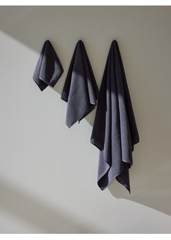 Reserved - Ręcznik łazienkowy z haftowanym brzegiem - ciemnoszary ze sklepu Reserved w kategorii Ręczniki - zdjęcie 163885192