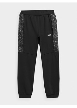 4F Spodnie sportowe w kolorze czarnym ze sklepu Limango Polska w kategorii Spodnie chłopięce - zdjęcie 163933633