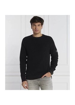 CALVIN KLEIN JEANS Sweter BADGE EASY | Regular Fit ze sklepu Gomez Fashion Store w kategorii Swetry męskie - zdjęcie 163959551