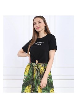 GUESS T-shirt SS RN PIERCING | Cropped Fit ze sklepu Gomez Fashion Store w kategorii Bluzki damskie - zdjęcie 163961043