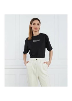 Calvin Klein T-shirt COORDINATES LOGO GRAPHIC T-SHIRT | Regular Fit ze sklepu Gomez Fashion Store w kategorii Bluzki damskie - zdjęcie 163968134